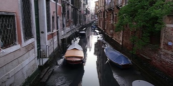 Người dân Venice giật mình khi thấy kênh đào khô queo sau một đêm, chuyện gì đang xảy ra? ảnh 4