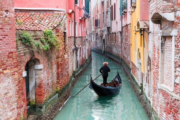 Người dân Venice giật mình khi thấy kênh đào khô queo sau một đêm, chuyện gì đang xảy ra? ảnh 1
