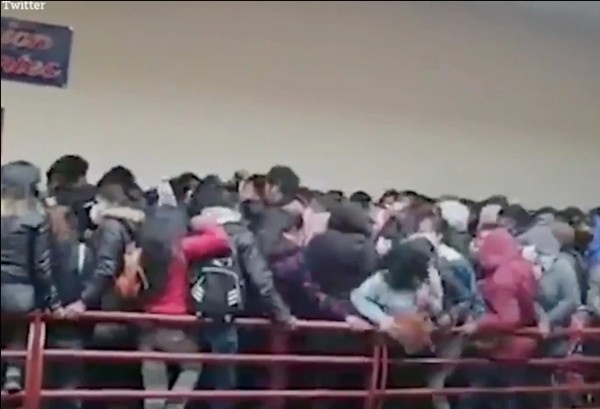 Bolivia: Kinh hoàng cảnh lan can tầng 4 ở trường ĐH gãy sụp, nhiều sinh viên rơi xuống đất ảnh 1
