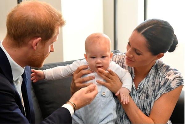 4 “quả bom tấn” mà Meghan - Harry đã “thả” trong cuộc phỏng vấn “bóc phốt” Hoàng gia Anh ảnh 1