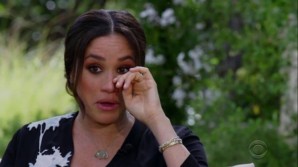 4 “quả bom tấn” mà Meghan - Harry đã “thả” trong cuộc phỏng vấn “bóc phốt” Hoàng gia Anh ảnh 2
