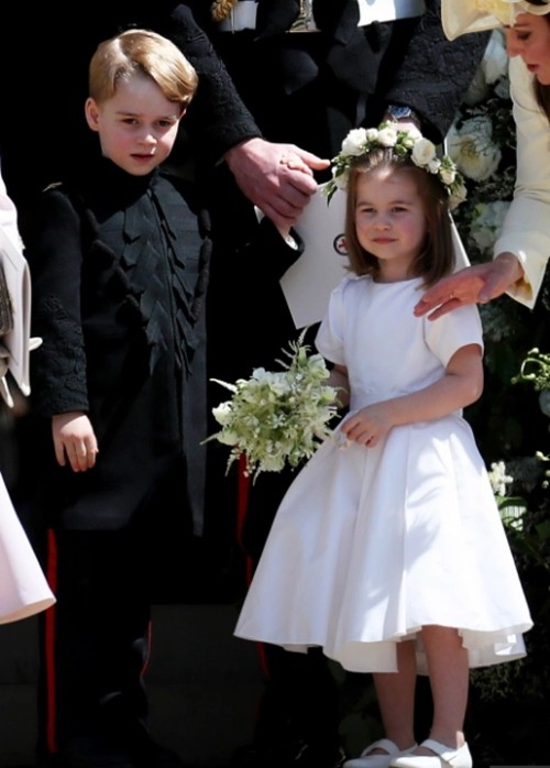 Chuyện “váy của cô bé cầm hoa” là gì mà khiến Meghan Markle và Công nương Kate bất đồng? ảnh 3