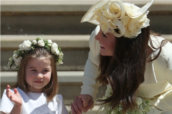 Chuyện “váy của cô bé cầm hoa” là gì mà khiến Meghan Markle và Công nương Kate bất đồng? ảnh 2