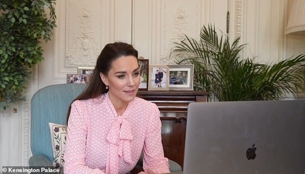 Công nương Kate Middleton xuất hiện sau “cơn bão Meghan Markle”, chọn phụ kiện đầy ẩn ý ảnh 1