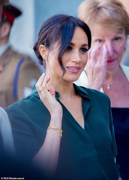 Công nương Kate Middleton xuất hiện sau “cơn bão Meghan Markle”, chọn phụ kiện đầy ẩn ý ảnh 3