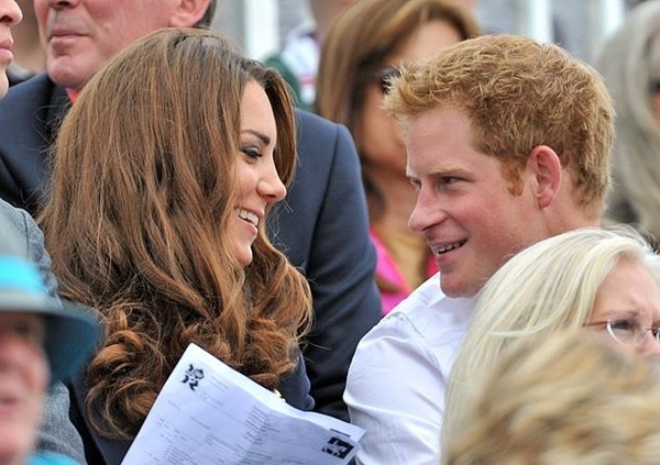 Có phải tình bạn thân giữa Công nương Kate và Harry đã gây ra vết rạn giữa Meghan và Kate? ảnh 2
