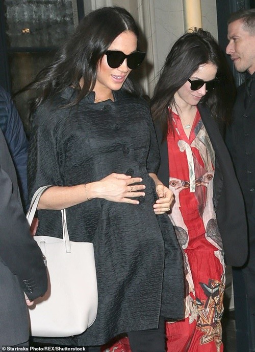 Meghan bị “tố” ngược: Bảo là Hoàng gia thu mất hộ chiếu, thế mà đi nước ngoài suốt thế này ảnh 3