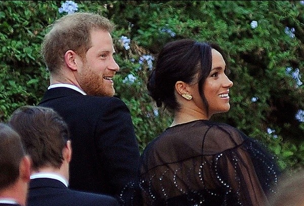 Meghan bị “tố” ngược: Bảo là Hoàng gia thu mất hộ chiếu, thế mà đi nước ngoài suốt thế này ảnh 2