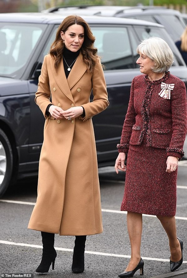 "Biệt tài" của Công nương Kate Middleton: Thể hiện thông điệp qua những đôi khuyên tai ảnh 3