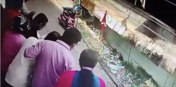 Đang tựa vào lan can tầng 2 thì ngã lộn ra ngoài, phản ứng của người đứng cạnh mới kỳ diệu ảnh 2