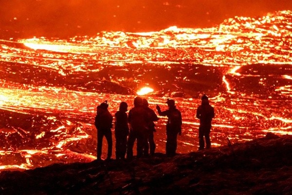 Bất chấp nguy hiểm, hàng ngàn người tụ tập xem núi lửa phun, nhiều người phải đi cấp cứu ảnh 2