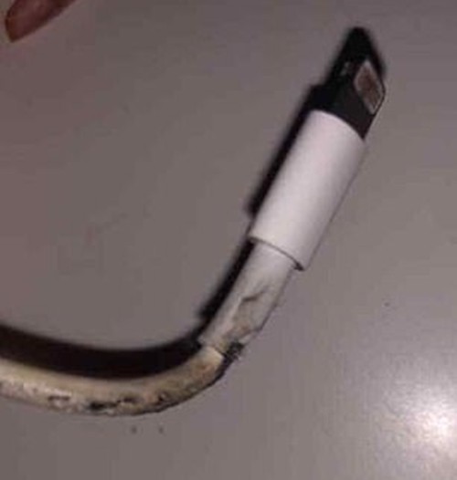 Sạc iPhone xịn vẫn phát nổ, làm cháy chăn gối, khiến cô gái 17 tuổi bị bỏng cả vào mặt ảnh 3