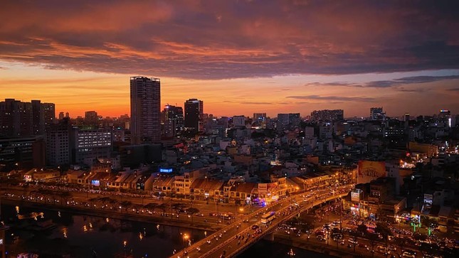 Bầu trời Sài Gòn chiều nay: Có gì đẹp mà teen và loạt nghệ sĩ rủ nhau “check-in“? ảnh 2
