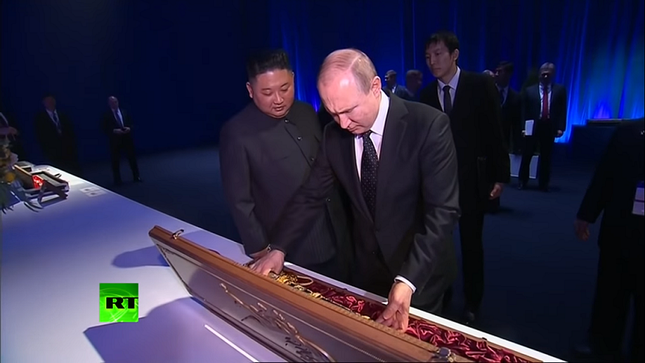 Thượng đỉnh Nga-Triều: Tổng thống Putin và Chủ tịch Kim tặng kiếm cho nhau ảnh 4