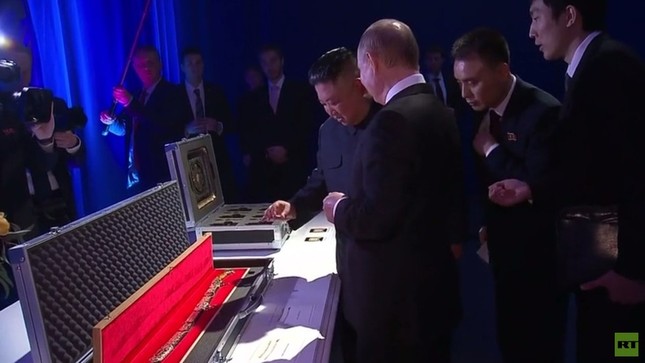 Thượng đỉnh Nga-Triều: Tổng thống Putin và Chủ tịch Kim tặng kiếm cho nhau ảnh 2