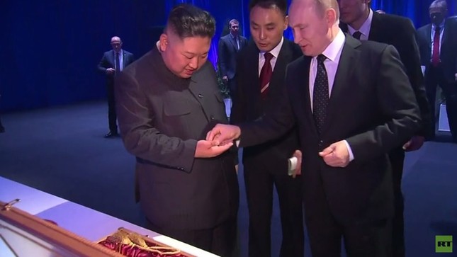 Thượng đỉnh Nga-Triều: Tổng thống Putin và Chủ tịch Kim tặng kiếm cho nhau ảnh 3