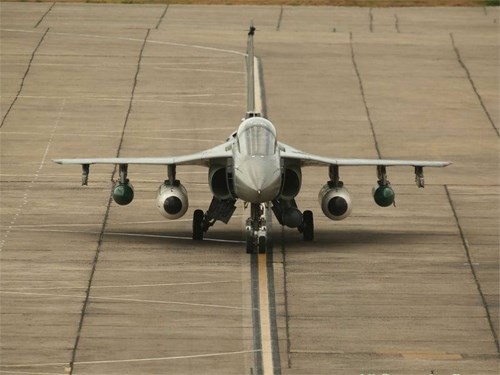 Máy bay chiến đấu Tejas MK-1 lần đầu cất cánh sau 4 thập kỷ phát triển ảnh 1