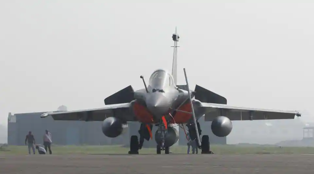 Ấn Độ thử nghiệm chiến đấu cơ Rafale gần biên giới Trung Quốc ảnh 1