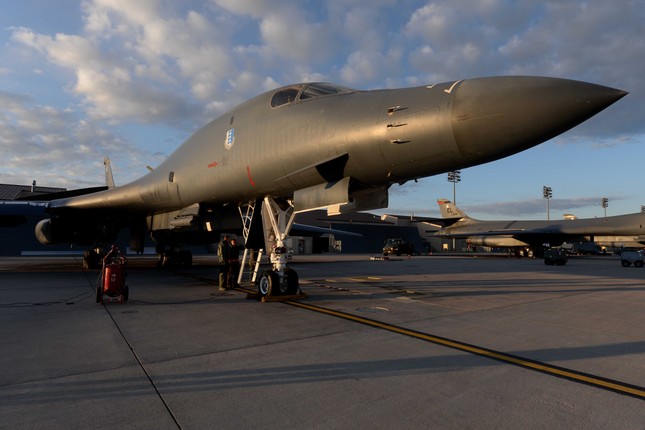 Nga vừa khoe kỷ lục bay của Tu-160, Mỹ dằn mặt bằng loạt kỷ lục ‘khủng’ hơn ảnh 1
