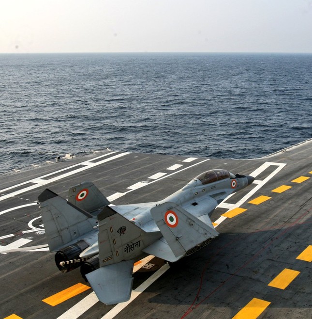 Cất cánh từ tàu sân bay, tiêm kích MiG-29K lao xuống Biển Ả Rập ảnh 1