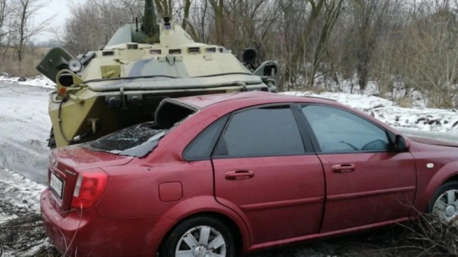 Xe bọc thép BTR-80 của Nga mất lái đè bẹp ô tô trên đường ảnh 1