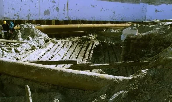 Bất ngờ phát hiện tàu cổ 700 tuổi còn nguyên vẹn dưới lòng thành phố ảnh 3