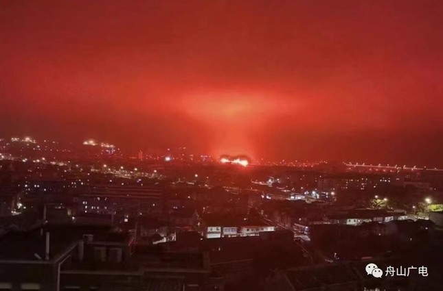 Sự thật bầu trời 'nhuốm máu' ở Trung Quốc, có phải ngày tận thế? ảnh 2