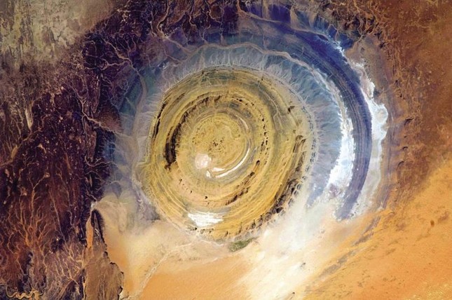Con mắt khổng lồ giữa sa mạc Sahara, bí ẩn chưa có lời giải ảnh 1