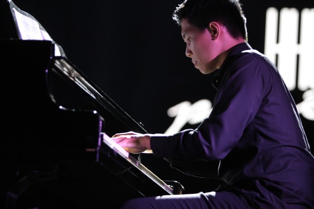 Nhạc sĩ Phó Đức Phương nằm giường bệnh xem livestream đêm nhạc dành cho mình gây xúc động ảnh 6