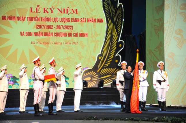 Lực lượng CSND kỷ niệm 60 năm Ngày truyền thống và đón nhận Huân chương Hồ Chí Minh ảnh 4