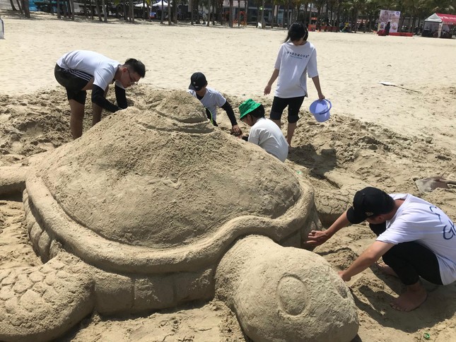 Hào hứng thi xây tượng cát trên công viên Biển Đông ảnh 10