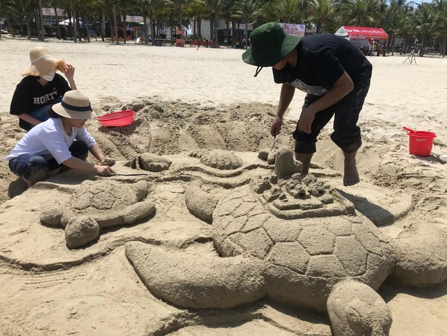 Hào hứng thi xây tượng cát trên công viên Biển Đông ảnh 11