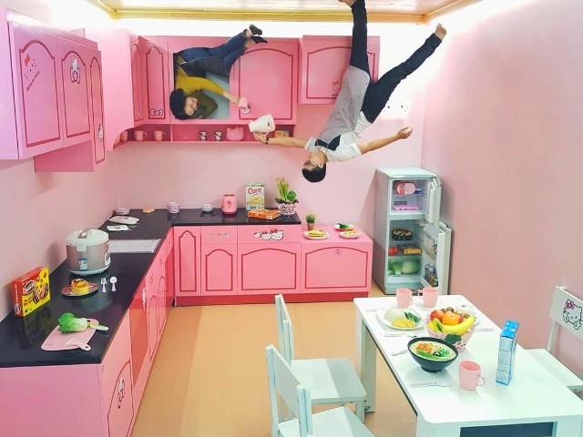Nhà úp ngược 'hút' giới trẻ Đà Nẵng ảnh 1