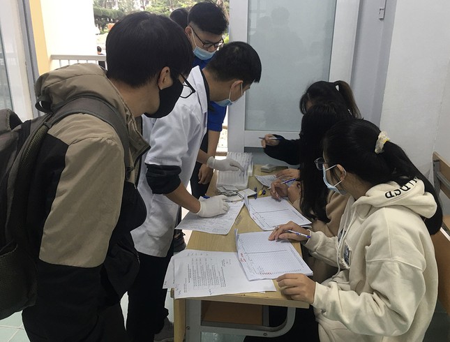 Mặc giá lạnh, sinh viên Đà Nẵng xếp hàng hiến máu ảnh 2