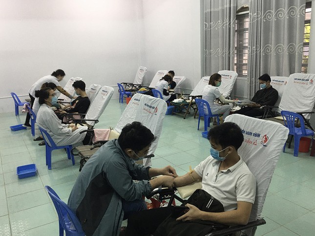 Mặc giá lạnh, sinh viên Đà Nẵng xếp hàng hiến máu ảnh 7
