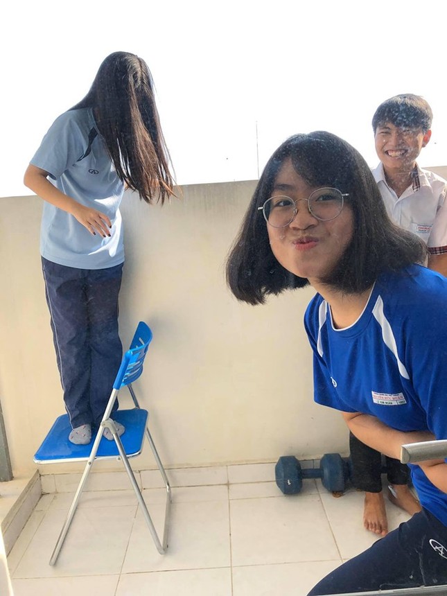 Học ở nhà vẫn vui trong mùa “Tết Cô Vy”: Xuất xưởng MV “cây nhà lá vườn” mặn-bổ-rẻ ảnh 3