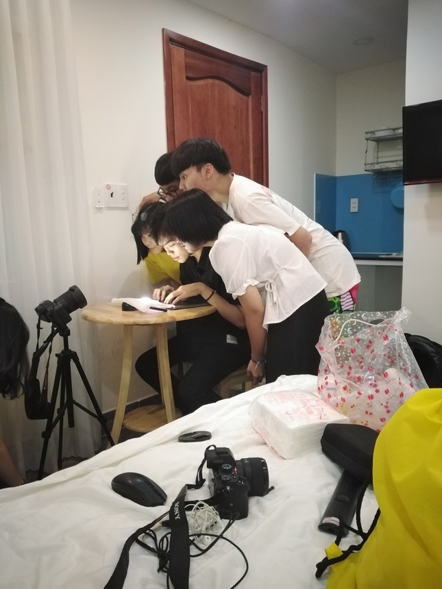 Học ở nhà vẫn vui trong mùa “Tết Cô Vy”: Xuất xưởng MV “cây nhà lá vườn” mặn-bổ-rẻ ảnh 2