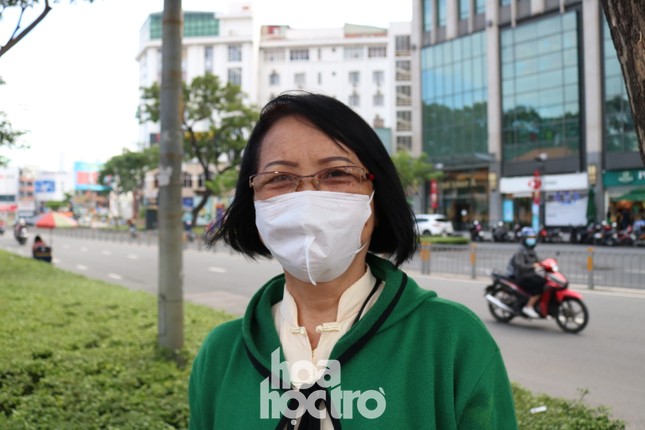 Phỏng vấn nhanh phụ huynh chờ con thi môn Văn tốt nghiệp THPT: Tự tin con đạt 26 điểm ảnh 1