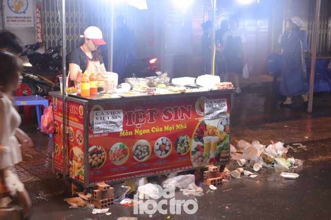 Phố lồng đèn (TP.HCM) “hô biến” thành “phố rác” chỉ sau một đêm ảnh 5