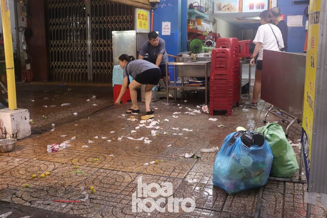 Phố lồng đèn (TP.HCM) “hô biến” thành “phố rác” chỉ sau một đêm ảnh 4
