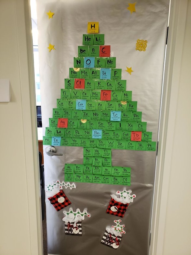 Tuyển tập màn trang trí cây thông “đỉnh cao” đến mức ông già Noel cũng... cười ra nước mắt ảnh 11