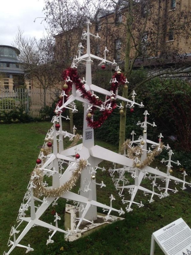 Tuyển tập màn trang trí cây thông “đỉnh cao” đến mức ông già Noel cũng... cười ra nước mắt ảnh 14