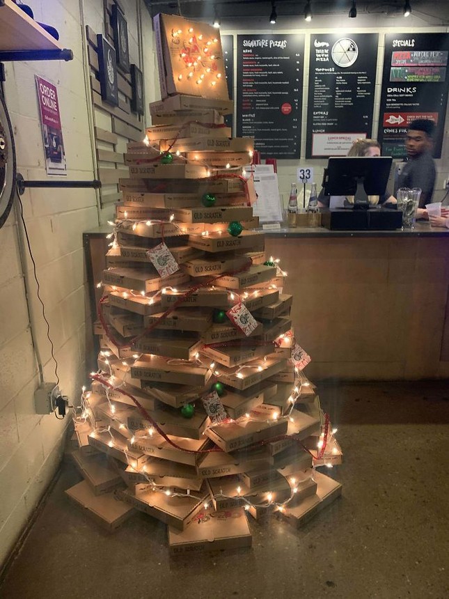 Tuyển tập màn trang trí cây thông “đỉnh cao” đến mức ông già Noel cũng... cười ra nước mắt ảnh 8