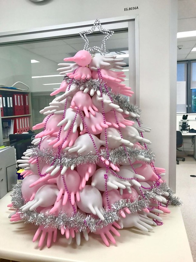 Tuyển tập màn trang trí cây thông “đỉnh cao” đến mức ông già Noel cũng... cười ra nước mắt ảnh 9