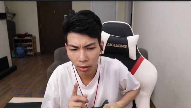 Mở livestream, streamer nổi tiếng bất ngờ vì người cũ gọi điện nhờ tư vấn tình cảm ảnh 1