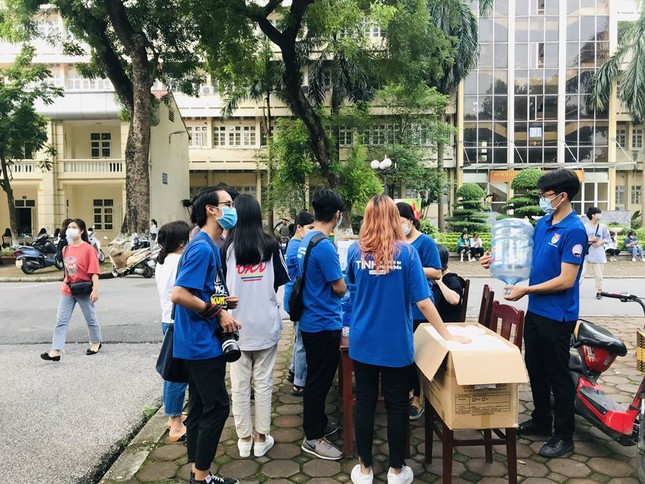 Thi năng khiếu của trường Báo: Nghĩa cử đẹp mùa dịch COVID-19 được đưa vào đề thi ảnh 11