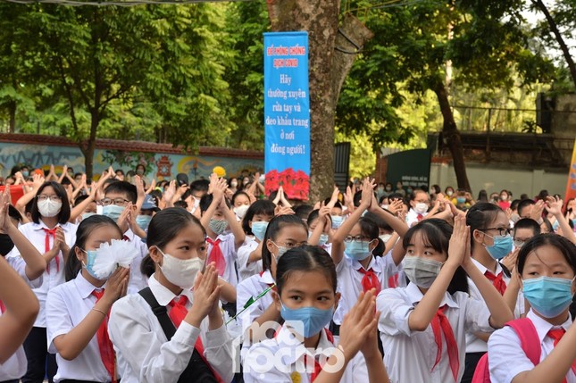 Hà Nội: Thầy trò trường THCS Giảng Võ đón lễ khai giảng rực rỡ cờ hoa ảnh 4