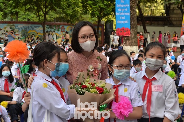 Hà Nội: Thầy trò trường THCS Giảng Võ đón lễ khai giảng rực rỡ cờ hoa ảnh 5