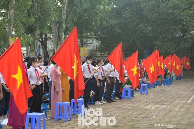Hà Nội: Thầy trò trường THCS Giảng Võ đón lễ khai giảng rực rỡ cờ hoa ảnh 7