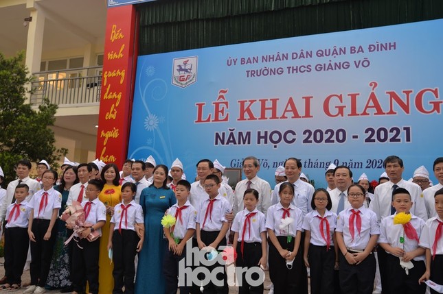 Hà Nội: Thầy trò trường THCS Giảng Võ đón lễ khai giảng rực rỡ cờ hoa ảnh 10